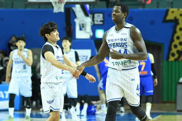 프로농구 서울 삼성 썬더스 샘조세프 벨란겔(왼쪽)과 앤드류 니콜슨. /KBL 제공