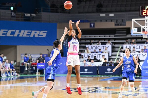 여자프로농구 용인 삼성생명 키아나 스미스(가운데). /WKBL 제공