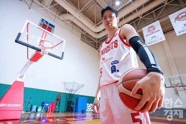 SK 김선형 선수가 19일 오후 경기 용인 SK나이츠체육관에서 본지와 인터뷰를 하고 있다. /최대성 기자 dpdaesung@sporbiz.co.kr 2024.12.19.