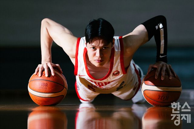 SK 김선형 선수가 19일 오후 경기 용인 SK나이츠체육관에서 본지와 인터뷰를 하고 있다. /최대성 기자 dpdaesung@sporbiz.co.kr 2024.12.19.