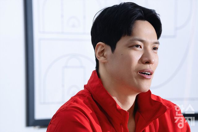 SK 김선형 선수가 19일 오후 경기 용인 SK나이츠체육관에서 본지와 인터뷰를 하고 있다. /최대성 기자 dpdaesung@sporbiz.co.kr 2024.12.19.