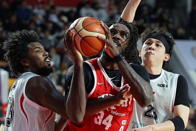 서울 SK 자밀 워니가 수원 KT의 수비를 제치고 슛을 시도하고 있다. /연합뉴스