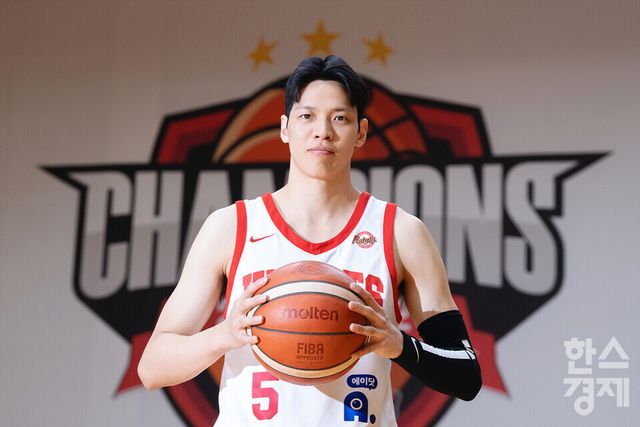 SK 김선형 선수가 19일 오후 경기 용인 SK나이츠체육관에서 본지와 인터뷰를 하고 있다. /최대성 기자 dpdaesung@sporbiz.co.kr 2024.12.19.