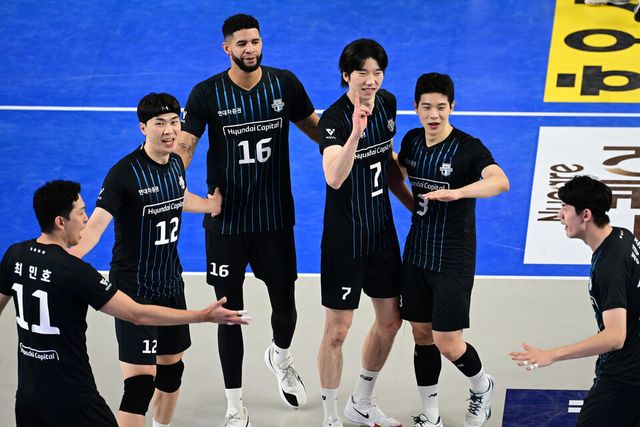 환호하는 현대캐피탈 선수들. /한국배구연맹 제공