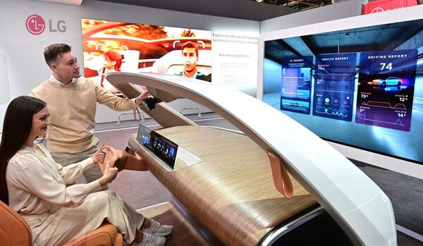 CES 2025가 열리는 LG전자 전시관에서 관람객이 AI로 외국어 교통 표지판을 실시간으로 번역해주고 운전자의 시선과 표정을 분석해 졸음, 실시간 심박수, 안전벨트 착용 여부 등 안전 정보를 알려주는 ‘인캐빈 센싱’ 솔루션을 경험하고 있다./LG전자