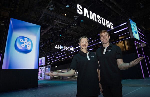 삼성전자 모델이 CES 2025가 열리는 미국 라스베이거스 컨벤션 센터에 위치한 삼성전자 전시관을 소개하고 있다./삼성전자