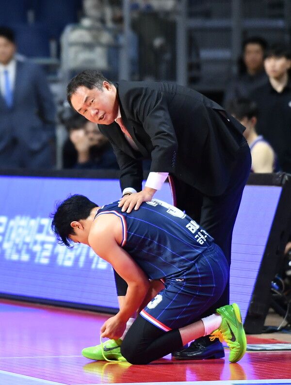 프로농구 부산 KCC 이지스 전창진 감독(오른쪽)과 허웅. /KBL 제공