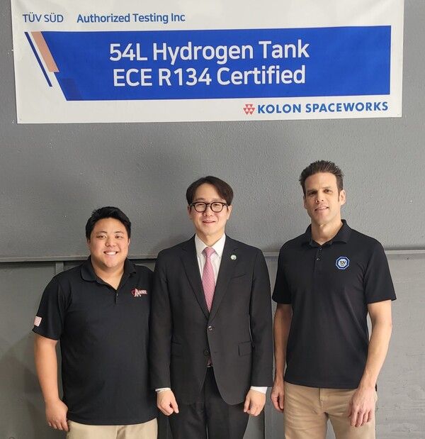 안상현 코오롱스페이스웍스 대표(가운데)가 6일(현지시각) 미국 ATI 본사에서 열린 인증식에서 주요 관계자들과 기념 촬영을 하고 있다./코오롱