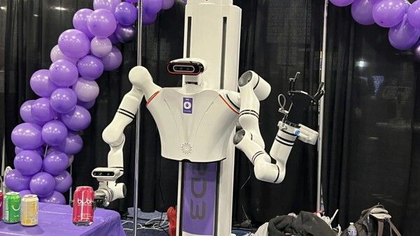 미국 샌프란시스코 기반의 스타트업 오픈드로이드(OpenDroids)는 가정용 로봇 R2D3를 선보였다. / 오픈드로이드