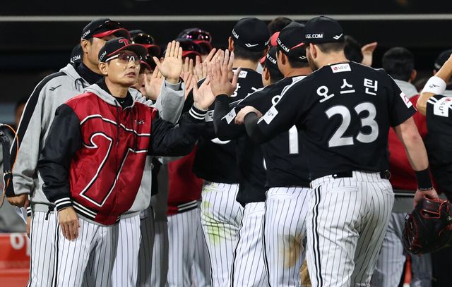프로야구 LG 트윈스가 준플레이오프 3차전에서 KT 위즈를 6-5로 꺾으며 플레이오프 진출에 1승 만을 남겨뒀다. /연합뉴스