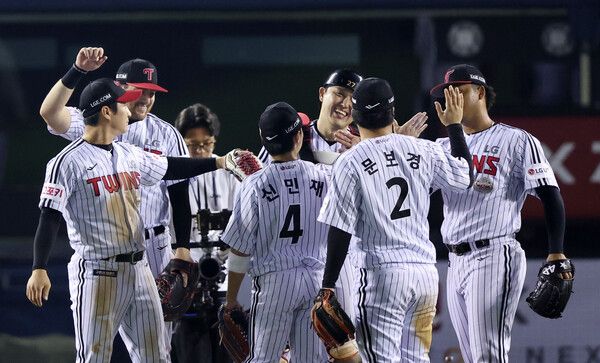 17일 서울 잠실야구장에서 열린 2024 신한 SOL뱅크 KBO 포스트시즌 플레이오프 3차전 LG 트윈스와 삼성 라이온즈의 경기에서 1대0 승리를 거둔 LG 선수들이 기뻐하고 있다. /연합뉴스