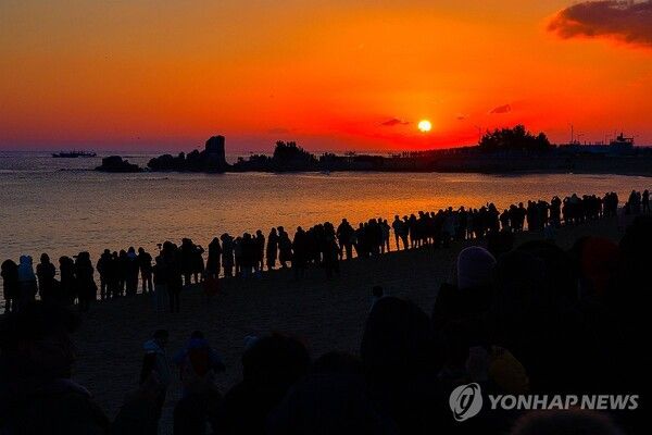 을사년(乙巳年) 새해를 맞아 부산부터 강릉을 잇는 동해선이 전구간 개통하면서, 동해시는 철도가 가져올 경제 특수를 기대하고 있다. / 연합
