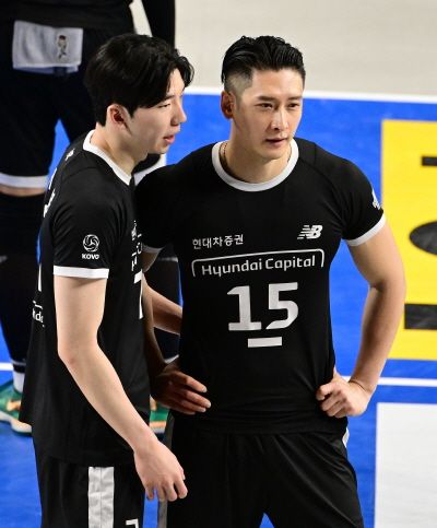 현대캐피탈 허수봉과 문성민(오른쪽). /KOVO 제공