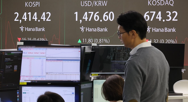 대한상공회의소가 최근 국내 50대 기업을 대상으로 실시한 ‘주요 대기업의 환율 영향 조사’ 결과에 따르면, 기업들이 2025년 사업계획을 수립하며 적용한 원달러 환율은 1350~1400원 범위가 33.3%로 가장 많았고, 1300~1350원 범위가 29.6%로 두 번째로 많았다. 1400~1450원 범위의 환율을 적용한 기업은 18.5%였으며, 현재의 수준인 1450~1500원 범위로 원달러 환율을 예측하고 적용한 기업은 10곳 중 1곳(11.1%)에 불과했다. / 연합뉴스