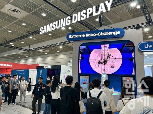 14일 코엑스에서 열린 2024 한국디스플레이산업전시회에서 삼성디스플레이가 제품을 소개하고 있다./ 김정연 기자