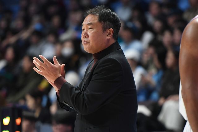 부산 KCC를 이끄는 전창진 감독. /KBL 제공
