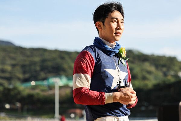 2024년 10월 20일 농협중앙회장배 우승한 김정준 기수. /한국마사회 제공