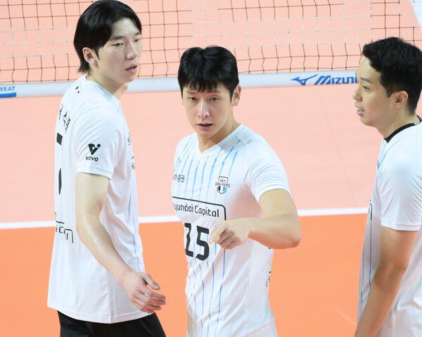 왼쪽부터 현대캐피탈 허수봉과 문성민, 최민호. /KOVO 제공