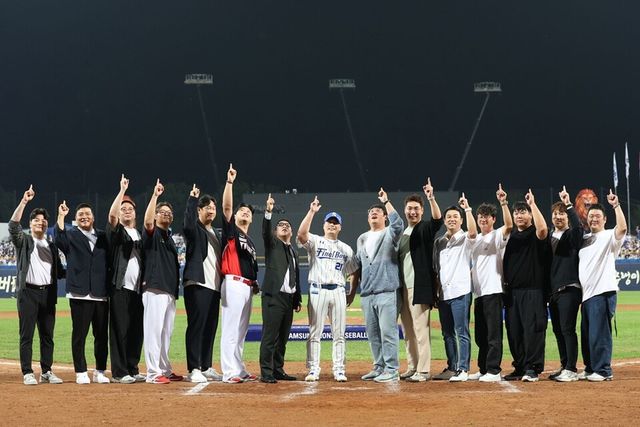 1982년생 동갑내기 야구선수들이 오승환과 함께 하늘을 가리키는 세리머니를 따라하고 있다. /삼성 라이온즈 제공