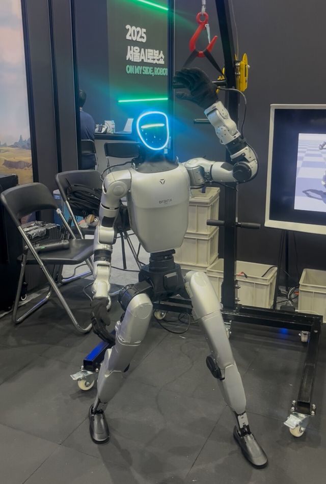 국내 로봇 기업&nbsp;엑스와이지(XYZ)의&nbsp;지능 플랫폼 '브레인엑스'가 탑재된 유니트리의 로봇이&nbsp;넷플릭스의 히트작 케이팝 데몬 헌터의 소다팝에 맞춰 춤추고 있다./박정현 기자