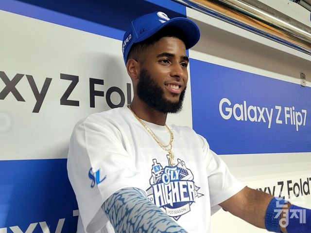 디아즈가 시즌 50호 홈런 달성 후 더그아웃에서 인터뷰하고 있다. /신희재 기자