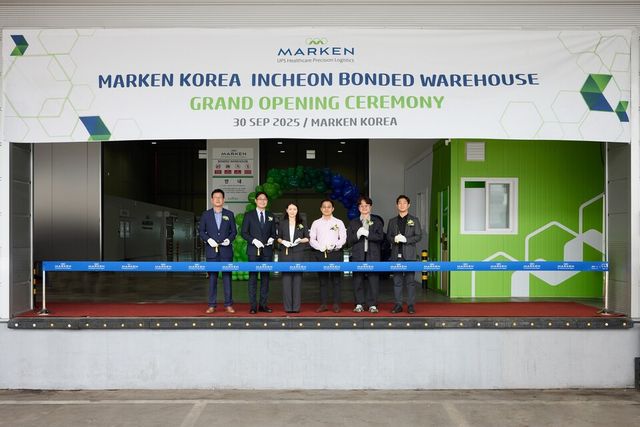 마켄코리아 인천국제공항 내 바이오의약품 전용 콜드체인 보세물류센터가 9월 30일 공식 오픈했다. (왼쪽부터) UPS SCS코리아 박효종 대표, 마켄 포맹 체아 아시아태평양지역 부사장, 마켄코리아 안선옥 지사장, UPS코리아 진정환 이사, UPS코리아 송태호 이사, UPS 헬스케어(Healthcare) 권혁수 이사가 오픈 기념식에서 테이프 커팅을 하고 있다./에머슨케이 파트너스