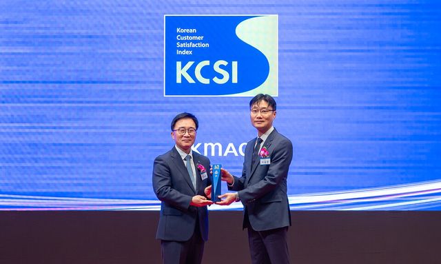 한수희 한국능률협회컨설팅 대표이사(왼쪽)와 이용준 코웨이 고객품질본부장./코웨이