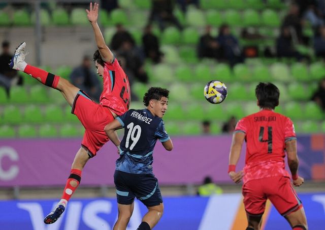 한국과 파라과이 선수단이 경합하고 있다. /연합뉴스