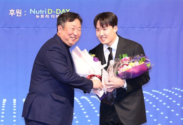 차명석 LG 단장(왼쪽)과 투수 임찬규. /연합뉴스