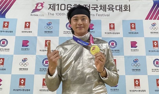 오상욱이 전국체전 펜싱 남자 사브르 개인전에서 우승을 차지한 뒤 기념 촬영하고 있다. /연합뉴스