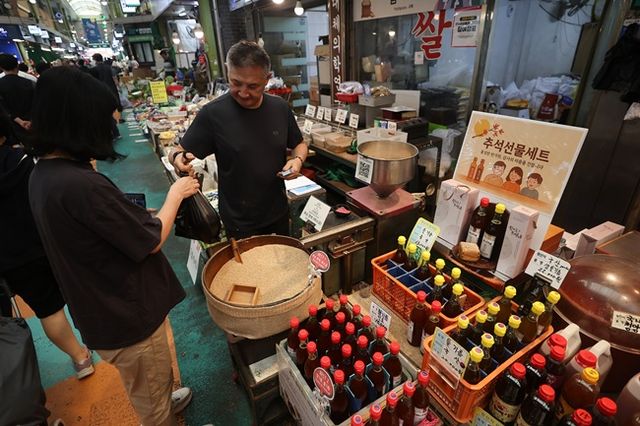추석 연휴를 앞둔 서울 한 전통시장./연합뉴스.