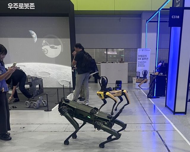 케이알엠의 사족보행로봇 비전60이 직선 주행, 장애물 회피, 경사 이동 등의 퍼포먼스를 선보였다./박정현 기자