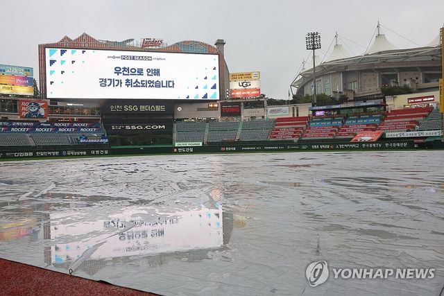 10일 인천 SSG랜더스필드에서 열릴 예정이던 2025 프로야구 KBO리그 포스트시즌 준플레이오프 2차전 삼성 라이온즈와 SSG 랜더스의 경기가 비로 취소돼 전광판에 안내 문구가 나오고 있다. /연합뉴스