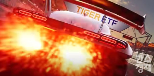 미래에셋자산운용 ‘TIGER ETF’ 브랜드 유튜브 채널에 나오는 F1 ‘스마트 타이거’ 서킷(레이싱 트랙)을 질주하는 ‘TIGER ETF’ 레이싱카에겐 국내 무대는 좁다. 더 넓게 보고 더 멀리 뻗어나가기 위해 이 차량이 눈독을 드린 국제 무대는 미국과 인도, 중국이다. 1년 전 데뷔한 ‘TIGER ETF’ 레이싱카를 본 시청자들의 클릭이 ‘1천만회’를 코앞에 두고 있다. [사진=미래에셋자산운용 TIGER ETF 유튜브 채널 ‘스마트 타이거’ 화면 갈무리]