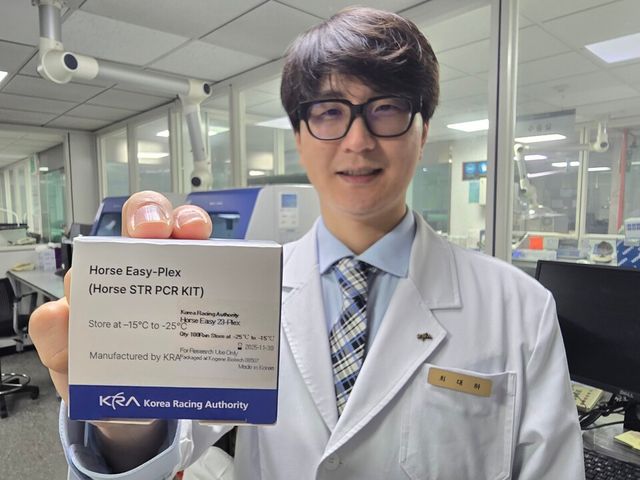 한국마사회 자체개발 유전자 검사 시약(Horse Easy-PlexⓇ)을 들고 있는 발명자 최대하 과장. /한국마사회 제공