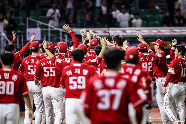 레드 유니폼을 입은 SSG 선수단이 기뻐하고 있다. /SSG 랜더스 제공