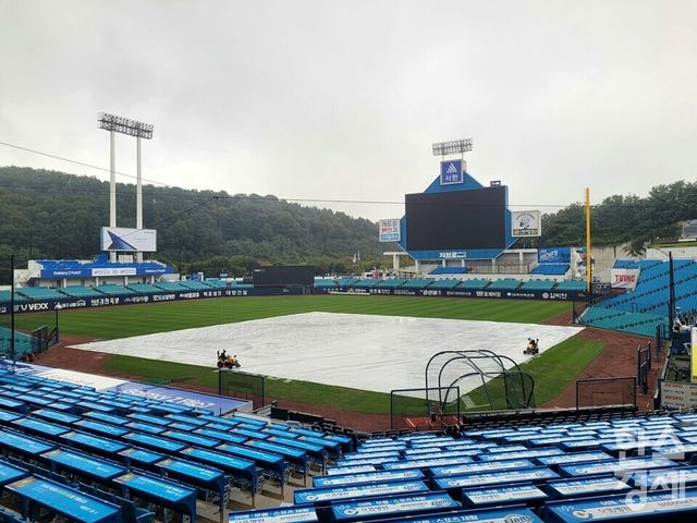 비 내리는 삼성라이온즈파크. /신희재 기자
