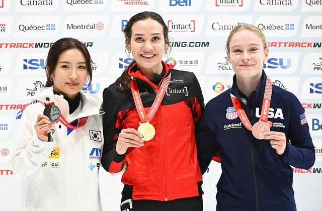 김길리(왼쪽)가 은메달을 들고 포즈를 취하고 있다. /연합뉴스