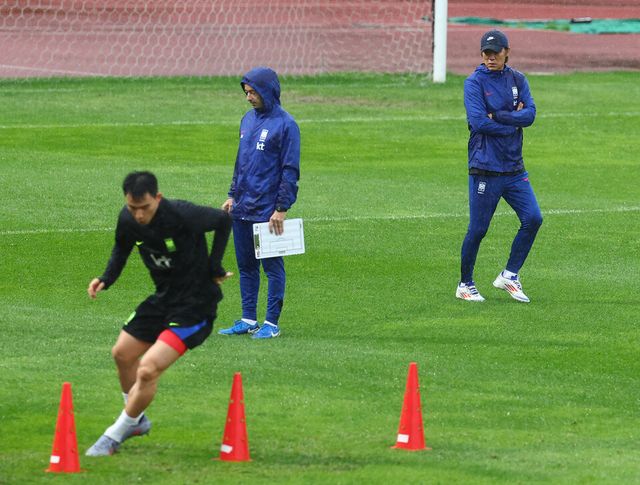 홍명보 한국 축구 국가대표팀 감독이 파라과이와의 평가전을 하루 앞둔 13일 경기도 고양시 고양종합운동장 보조구장에서 열린 공식 훈련에서 선수들을 바라보고 있다. /연합뉴스