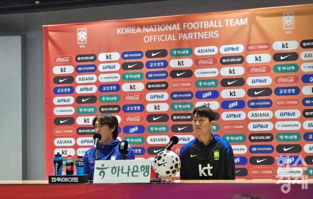 홍명보 한국 축구 국가대표팀 감독과 이재성. /박종민 기자