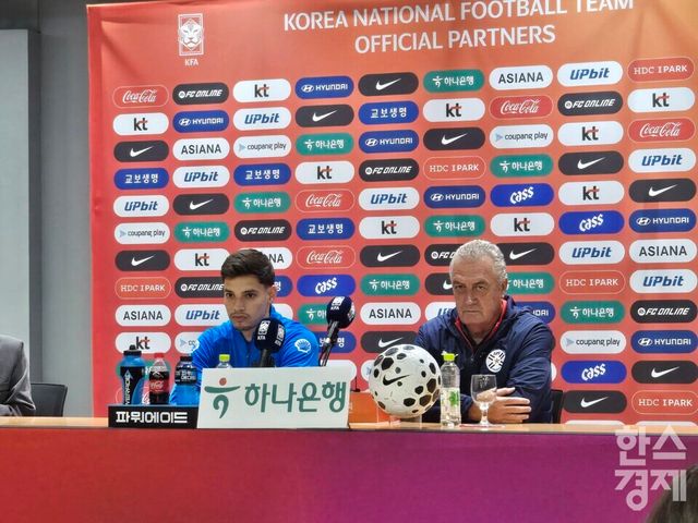 구스타보 알파로 파라과이 감독(오른쪽)과 파라과이 대표팀 미드필더 다미안 고바디야. /박종민 기자