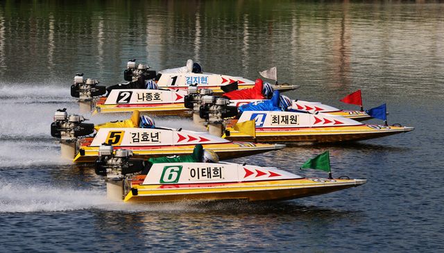 미사경정장에서 선수들이 플라잉 스타트로 경주를 시작하고 있다. /경륜경정총괄본부 제공