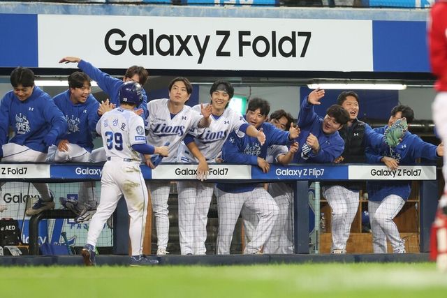 김성윤이 더그아웃으로 들어와 동료들의 축하를 받고 있다. /삼성 라이온즈 제공