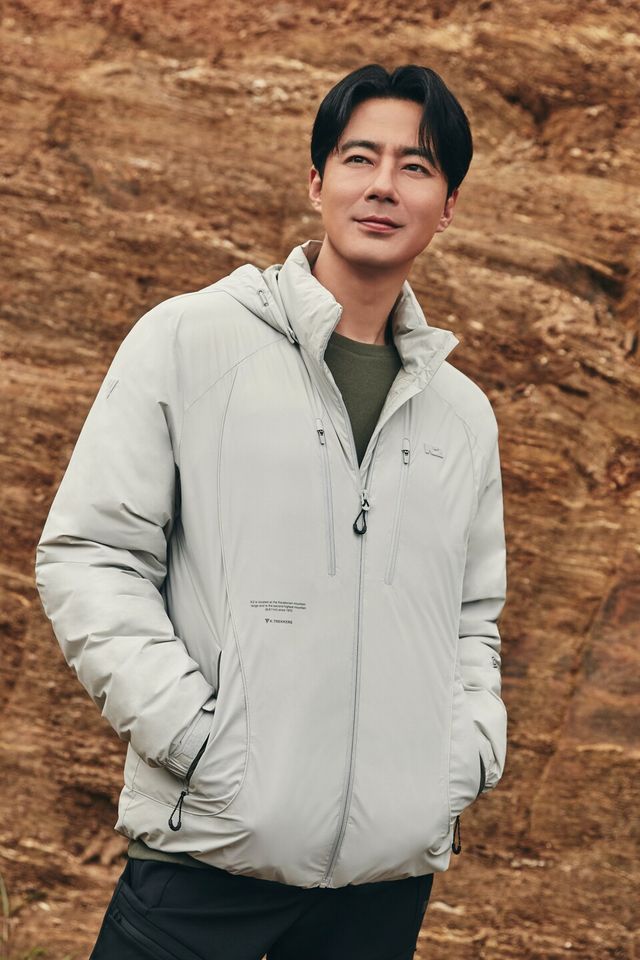 K2의 경량 패딩 ‘에어다이브’를 착용한 모델 조인성의 모습. /K2 제공