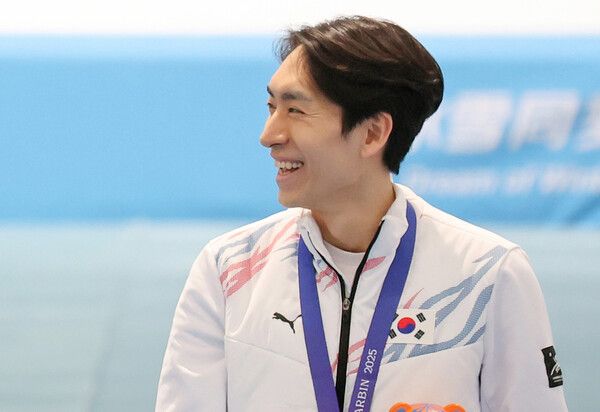 이승훈이 11일 중국 하얼빈 헤이룽장 빙상훈련센터 스피드스케이팅 오벌에서 열린 하얼빈 동계아시안게임 스피드스케이팅 남자 팀 추월 시상식에서 밝게 웃고 있다. /연합뉴스