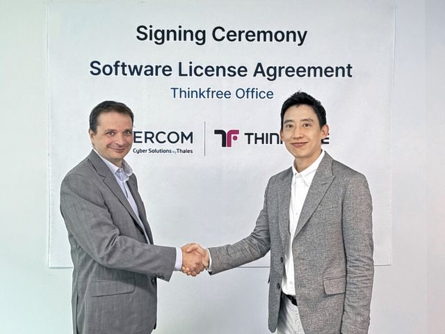 크리스토프 토마스 에르콤 제품 총괄(좌)과 김두영 씽크프리 대표이사./한글과컴퓨터