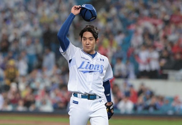 원태인이 준PO 3차전 7회 초 마운드를 내려오면서 홈팬들을 향해 모자를 벗고 인사하고 있다. /삼성 라이온즈 제공