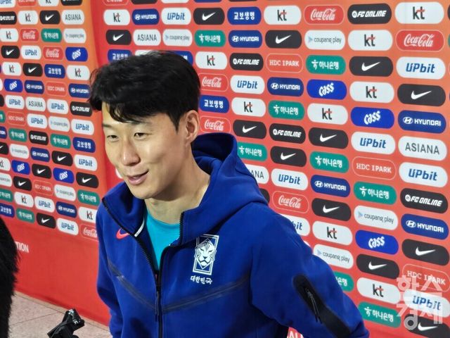 손흥민이 14일 서울월드컵경기장에서 열린 파라과이와 평가전 직후 믹스트존 인터뷰를 하고 있다. /박종민 기자