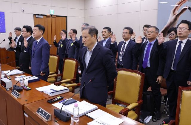 반상권 방송미디어통신위원회 위원장 직무대리를 비롯한 대상 기관 증인들이 14일 국회 과학기술정보방송통신위원회에서 열린 2025년도 국정감사에서 선서하고 있다./연합뉴스