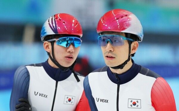 스피드스케이팅 대표팀 정재원(왼쪽)과 이승훈. /연합뉴스